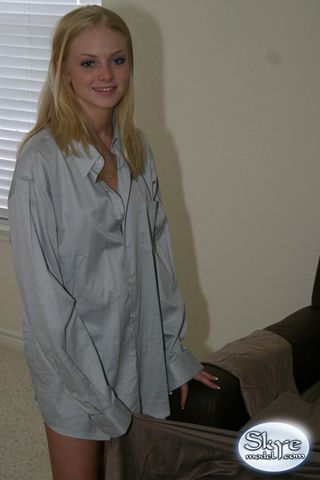 Блондинка в ночной рубашке готова показать в камеру сладкую попку
