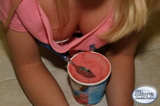 Красавица сексуально ест мороженое в одежде и готова раздеться