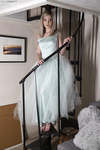 Девица в платье красиво играет с мягкой вагиной на лестнице