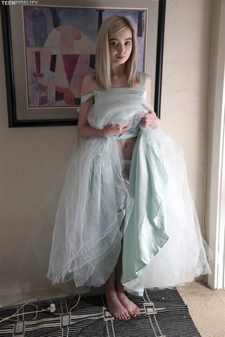 Девица в платье красиво играет с мягкой вагиной на лестнице