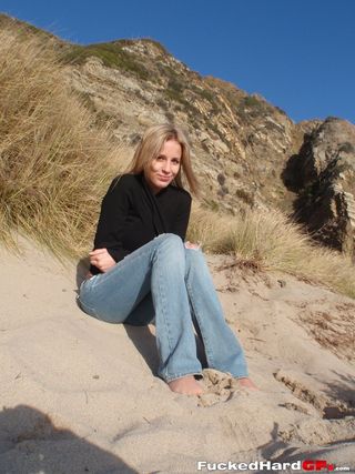 Геолог на пляже сняла джинсы и на песке подрочила раком пизденку